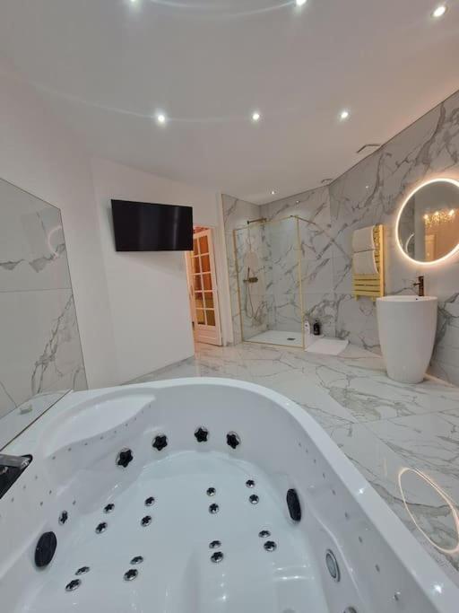 Maison Chic Avec Jacuzzi Nogent Sur Oise Yaospa60 Εξωτερικό φωτογραφία